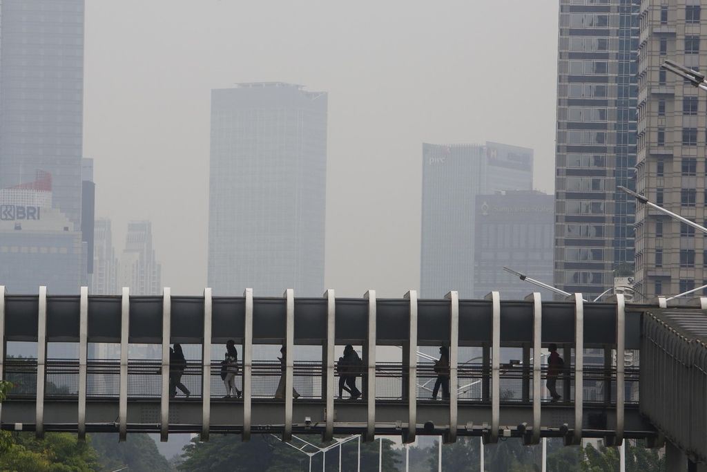 Kondisi langit Jakarta yang diselimuti kabut polusi, Selasa (26/12/2023). 