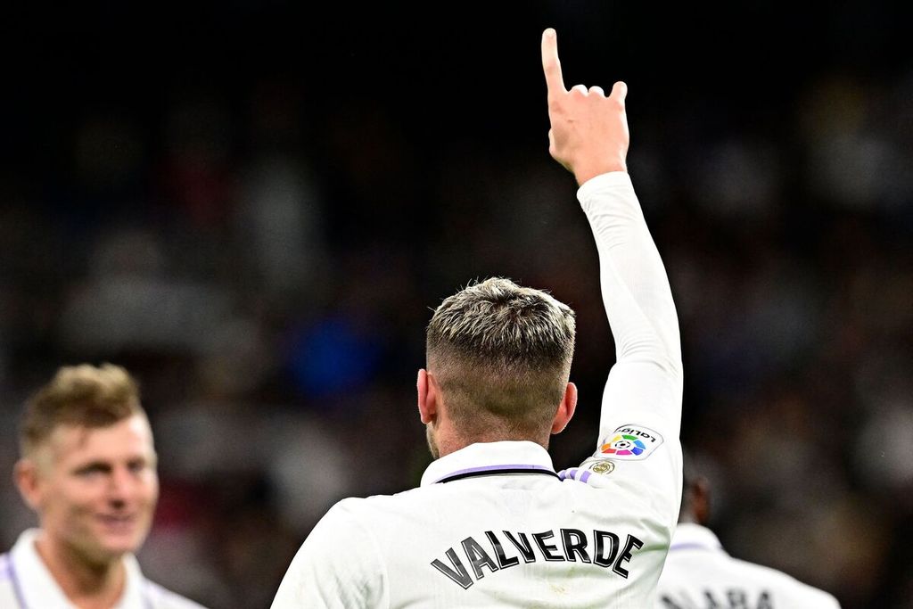 Gelandang serang Real Madrid, Federico Valverde, merayakan golnya ke gawang Sevilla pada laga Liga Spanyol di Stadion Santiago Bernabeu, Madrid, Minggu (23/10/2022) dini hari WIB. Real menang 3-1.