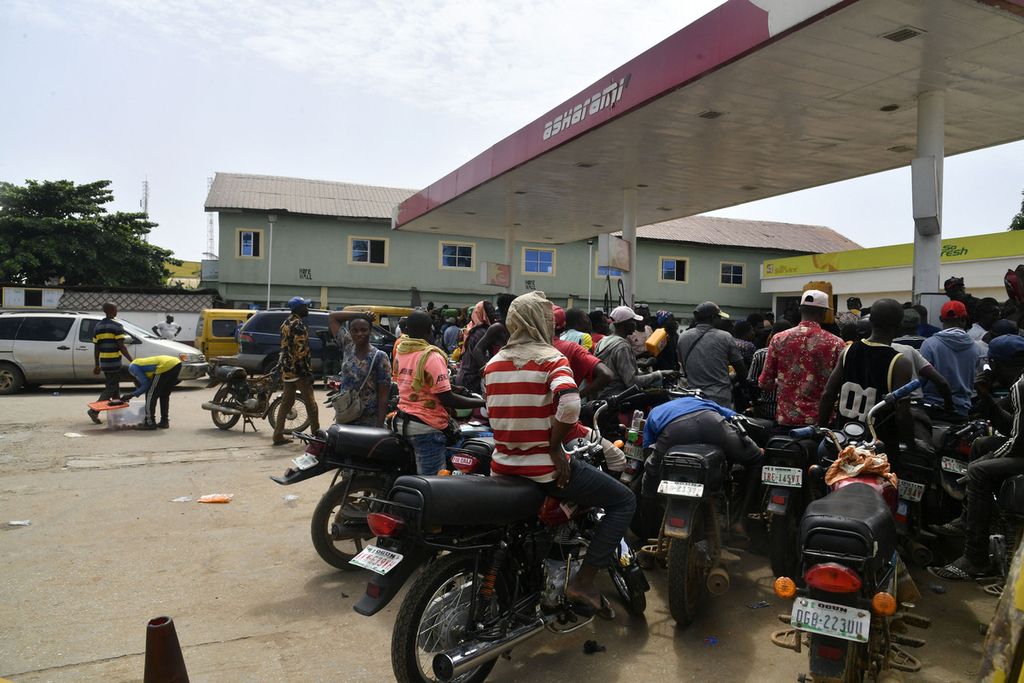 Pengendara sepeda motor antre untuk membeli bahan bakar di Ibafo, Negara Bagian Ogun, Nigeria, 30 Mei 2023. 