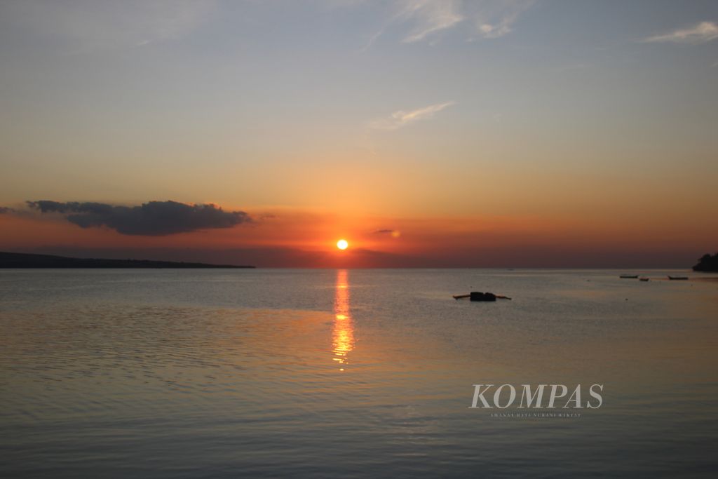 Matahari terbenam dilihat dari pesisir Balauring, Kabupaten Lembata, Nusa Tenggara Timur, Selasa (18/6/2024).