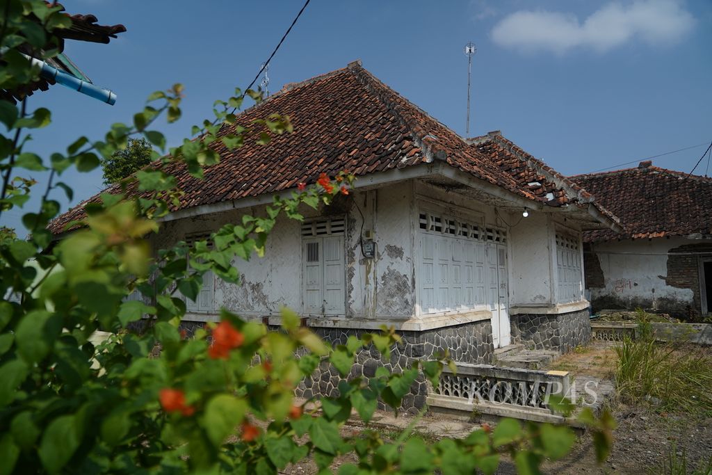 The old house is thought to have been built after independence in 1945 in Susukan Lebak District, Cirebon Regency, West Java, Thursday (16/5/2024).