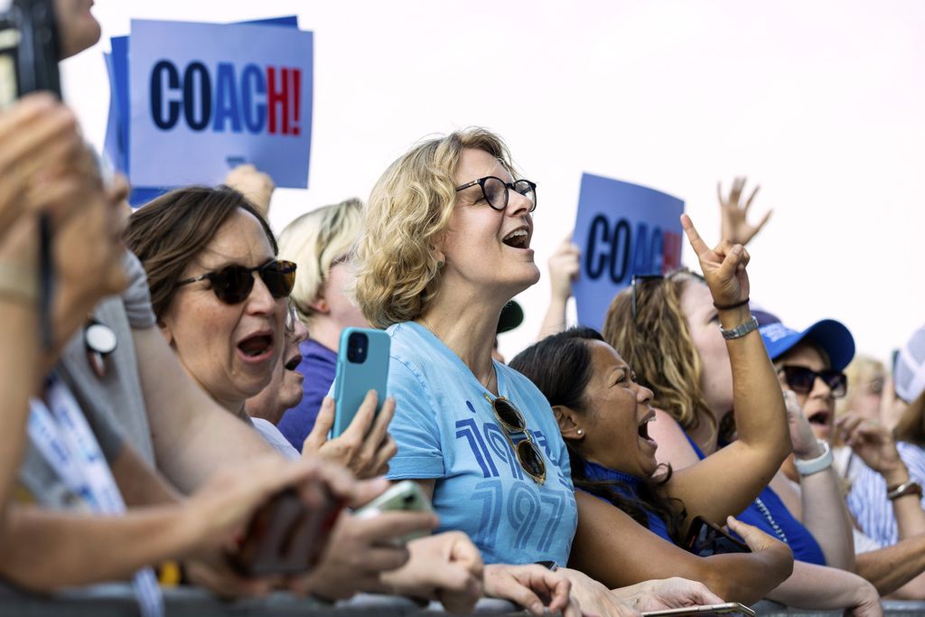 Para pendukung calon wakil presiden Amerika Serikat dari Partai Demokrat, Tim Walz, menyambut kedatangannya di La Vista, Nebraska, 17 Agustus 2024.