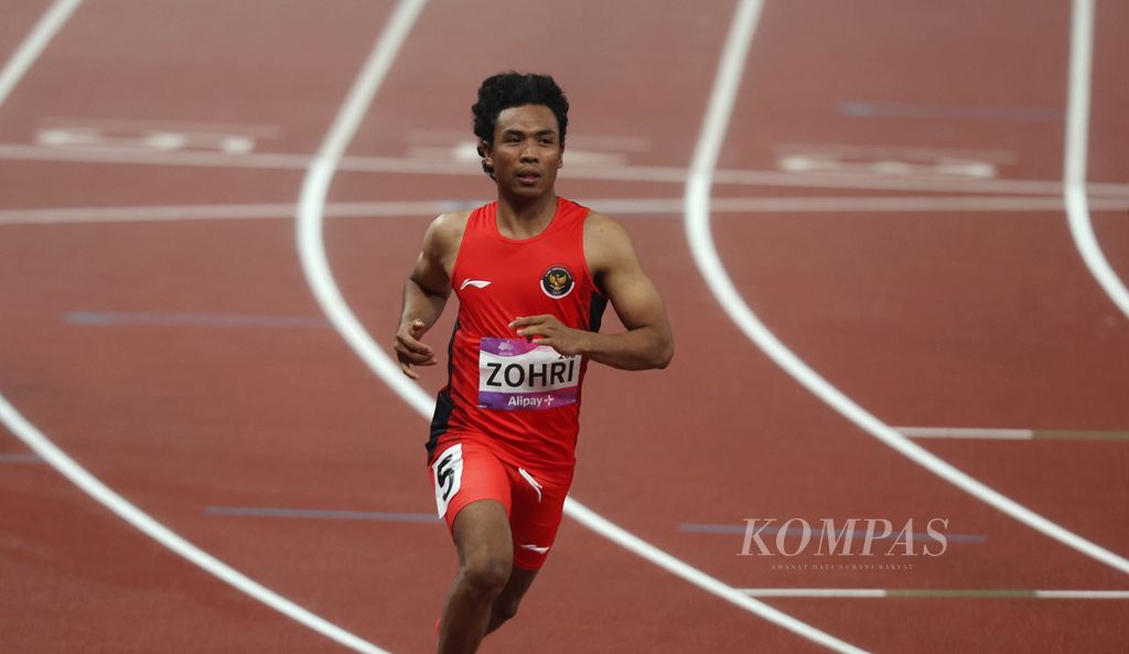 Pelari Indonesia, Lalu Muhammad Zohri, melesat memimpin kualifikasi <i>heat</i> ke-5 dalam nomor 100 meter putra Asian Games Hangzhou 2022 di Hangzhou Olympic Sports Centre Stadium, China, Jumat (29/9/2023). Zohri mencatatkan waktu 10.22 detik.