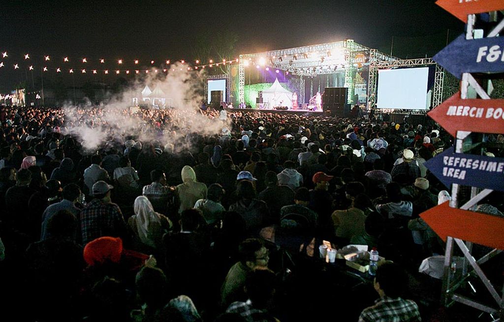 Sekitar 6.000 pengunjung menikmati 14 penampil dalam acara Folk Music Festival,  Sabtu (15/7), di Kota Batu, Jawa Timur. Acara yang telah digelar sebanyak tiga kali ini tetap menyuguhkan corak musik folk atau pop akustik sebagai sajian utama. 