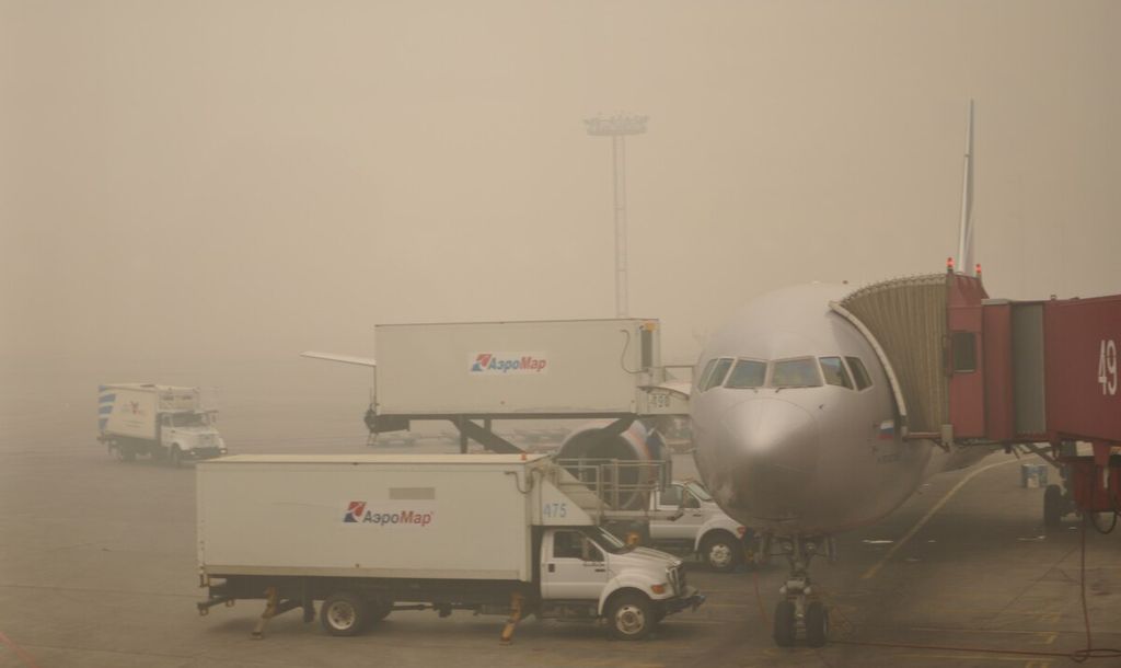 Kabut asap mengepung Bandar Udara Smolensk, Moskwa, Rusia, Jumat (6/8/2010) sore. Kabut asap terjadi akibat kebakaran hutan dan lahan kering di sekitar Moskwa. 