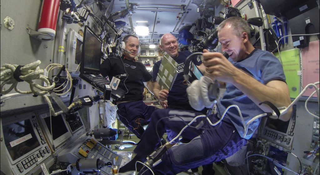 Antariksawan Drew Feustel (kanan) dan Ricky Arnold (kiri) dari Badan Penerbangan dan Antariksa Nasional Amerika Serikat (NASA), bersama Oleg Artemyev (tengah) dari Badan Antariksa Rusia Roscosmos, tengah menjalani aktivitas sehari-hari di Stasiun Luar Angkasa Internasional (ISS).  Studi terbaru menunjukkan tinggal lama di luar angkasa meningkatkan risiko disfungi ereksi pada antariksawan.