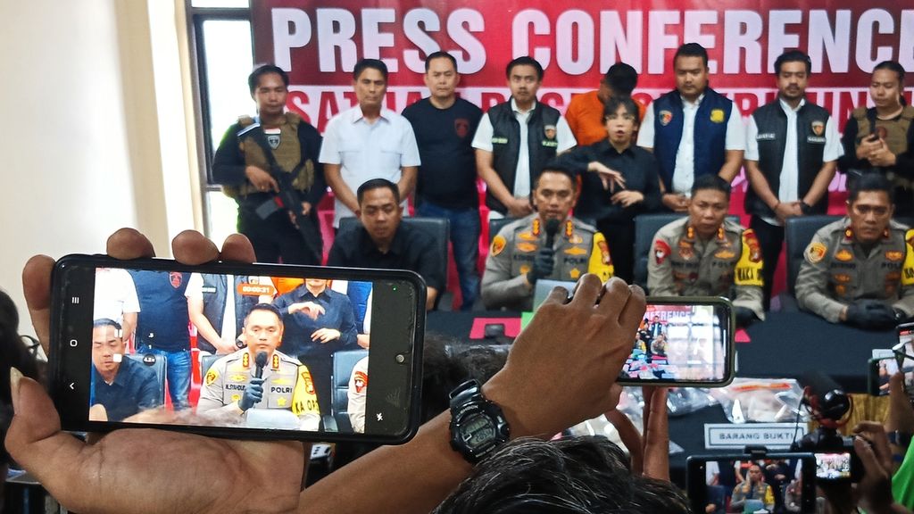 The head of West Jakarta Metro Police, Commissioner Syahduddi explained the chronology related to the disclosure of the planned murder case committed by Galang (24) against Saidi (71) at the West Jakarta Metro Police headquarters on Friday (24/5/2024).