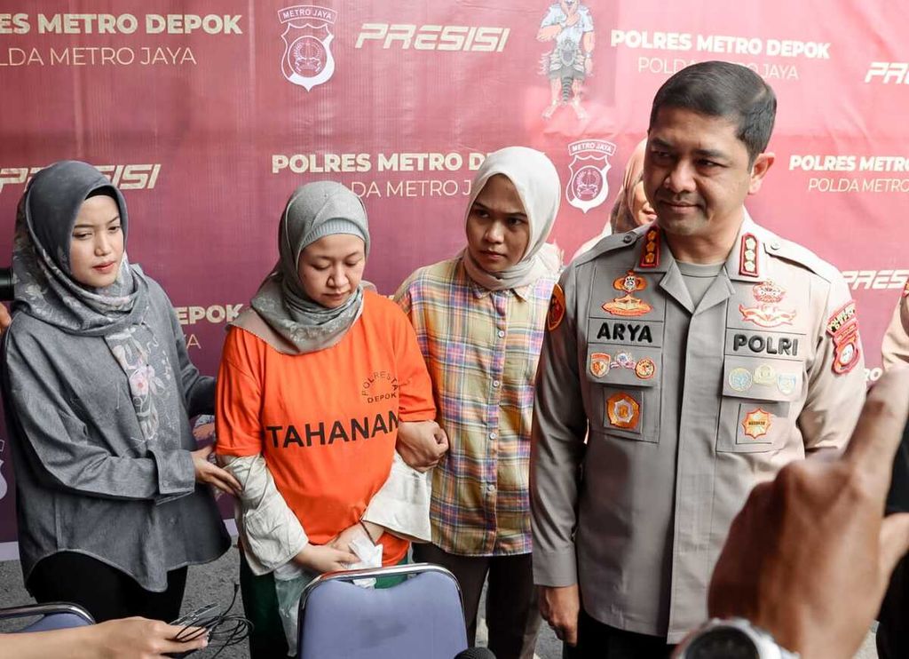 Kepala Kepolisian Resor Metro Depok Komisaris Besar Arya Perdana (kanan) saat menghadirkan MI, tersangka kekerasan terhadap dua anak di Wansen School Indonesia, Kamis (1/8/2024).