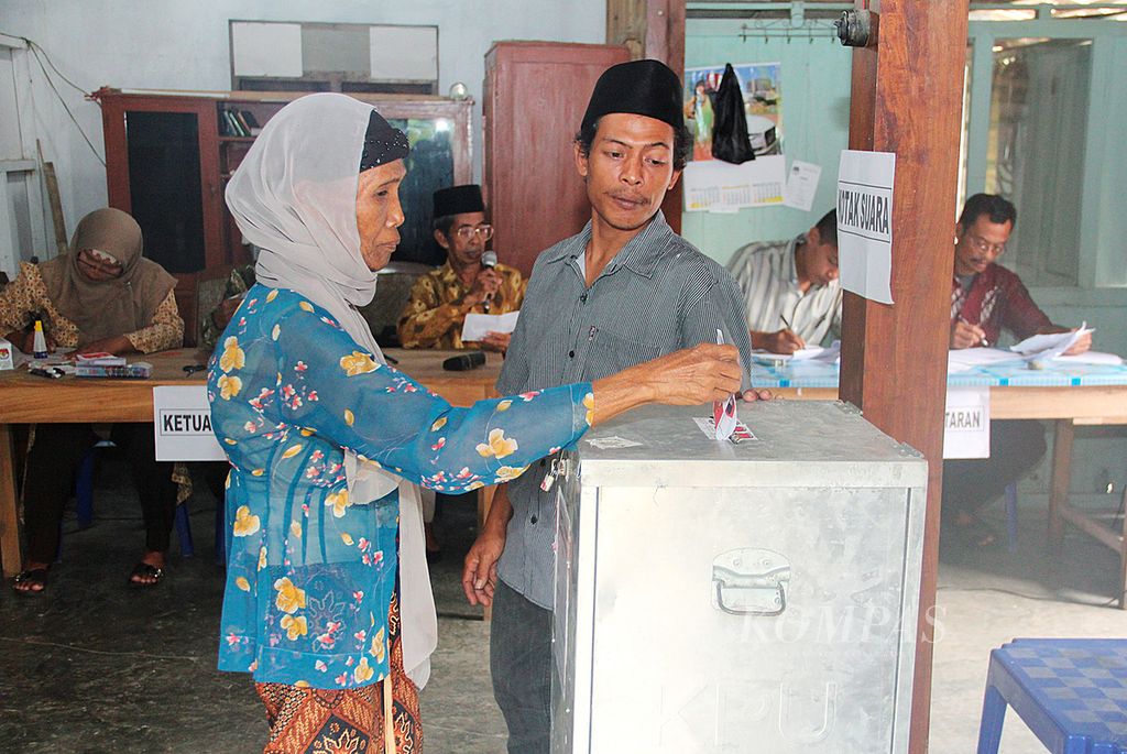 Sejumlah warga mengikuti pemungutan suara ulang di TPS 11 Desa Bendungan, Kecamatan Wates, Kabupaten Kulon Progo, Daerah Istimewa Yogyakarta, Jumat (11/7). Pemungutan suara ulang dilakukan karena pada pencoblosan 9 Juli lalu ada seorang pemilih yang mencoblos di TPS 11, padahal seharusnya mencoblos di TPS lain.