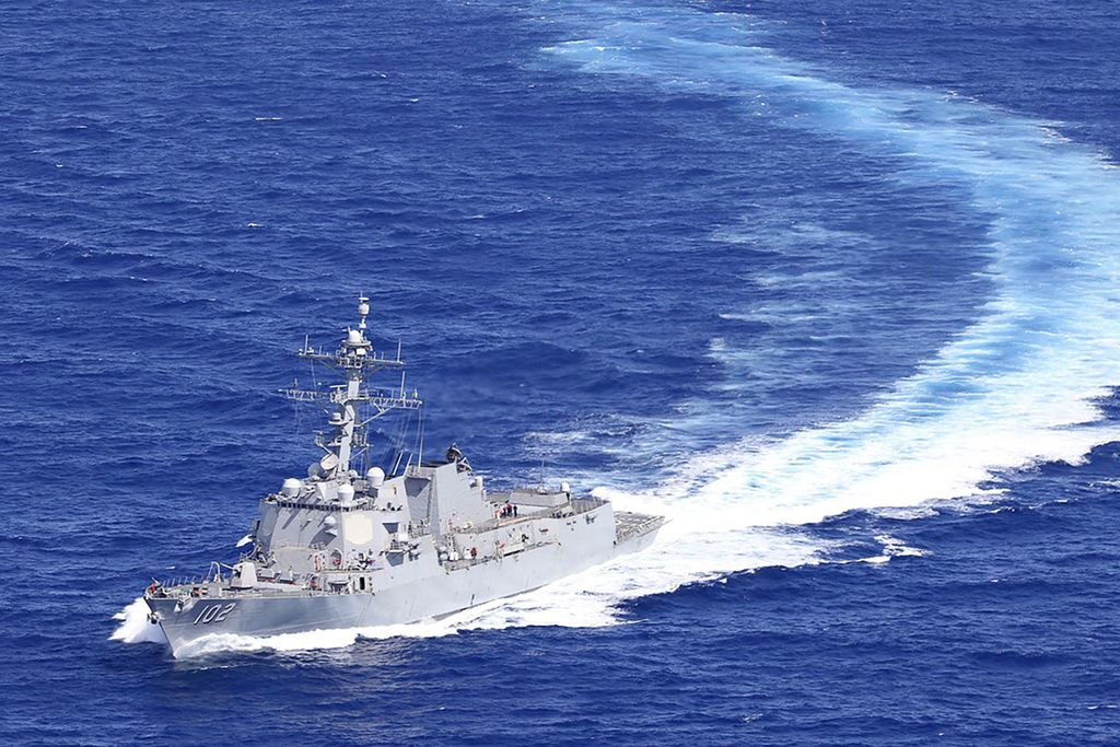 Kapal perusak kelas Arleigh Burke, USS Sampson (DDG 102), tengah berlayar dalam posisi untuk upaya penanggulangan bencana di Tonga, 25 Januari 2022. China memprotes pelayaran kapal tersebut di Selat Taiwan pada April 2022. 