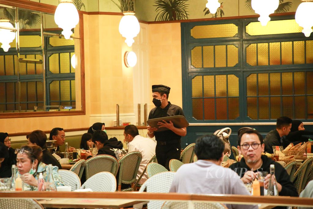 Pramusaji melayani pelanggan pada waktu buka puasa di salah satu restoran di Senayan City Mal, Jakarta, Rabu (13/4/2022). Jam buka puasa merupakan waktu paling sibuk untuk melayani pelanggan sehingga para pramusaji ini hanya sempat membatalkan puasa sekenanya agar tetap bisa melayani pelanggan.