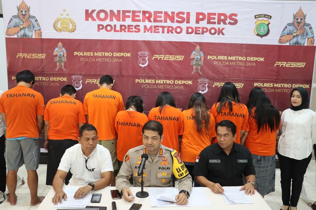 Kepala Polres Metro Depok Komisaris Besar Arya Perdana memberikan keterangan tentang kasus jual beli bayi di Depok, Senin (2/9/2024). Sindikat ini menjual bayi dari orangtua yang tinggal di Jawa Barat dan menjualnya ke Bali.