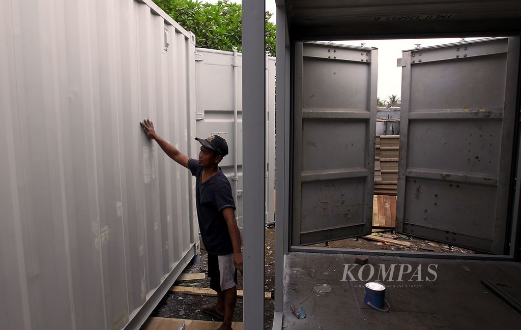 Pekerja membersihkan kontainer dari kotoran di bengkel rumah Kontainer.com di Cilincing, Jakarta, Senin (4/11/2019). Sulitnya mendapatkan perumahan yang layak dengan harga terjangkau bagi masyarakat di Jakarta membuat Nabil (35) mengembangkan usaha pembuatan rumah kontainer. Kontainer yang ditawarkan ke masyarakat berukuran 20 <i>feet </i>(kaki) dan 40 <i>feet</i>. Kontainer ukuran 20 <i>feet </i>dihargai Rp 60 juta sampai Rp 65 juta, sedangkan kontainer ukuran 40 <i>feet</i> ditawarkan dengan harga Rp 90 juta-Rp 95 juta. Untuk merenovasi kontainer menjadi rumah idaman sesuai keinginan dan pesanan konsumen, dibutuhkan waktu sekitar dua minggu untuk penyelesaian.