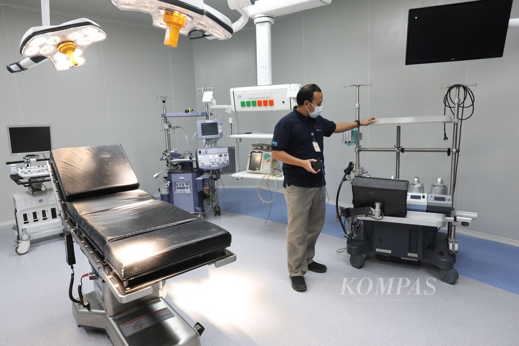 Anggota staf rumah sakit menunjukkan mesin <i>bypass</i> jantung di ruang operasi di Gedung Baru Ventricle Building RS Jantung dan Pembuluh Darah Harapan Kita (RSJPDHK), Jakarta, Selasa (8/11/2022).  