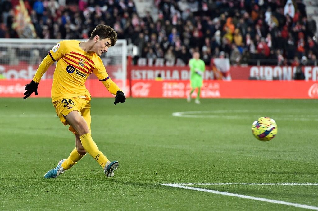 Pemain Barcelona Gavi menendang bola ke gawang Girona pada laga Liga Spanyol, Sabtu (28/1/2023) di Stadion Montilivi, Girona. Barcelona menang 1-0 pada laga itu. 