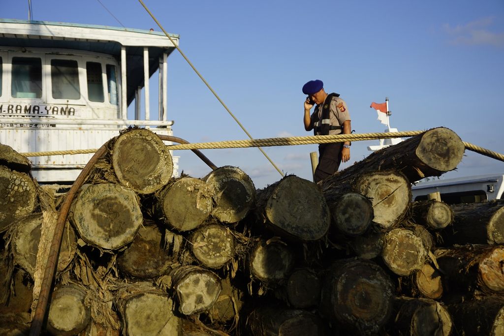 Polisi memeriksa kapal yang membawa sekitar 700 meter kubik kayu galam tak berdokumen, Rabu (9/10/2019), di Teluk Balikpapan, Kalimantan Timur. Kayu-kayu itu akan diselundupkan ke Madura dengan lima kapal.