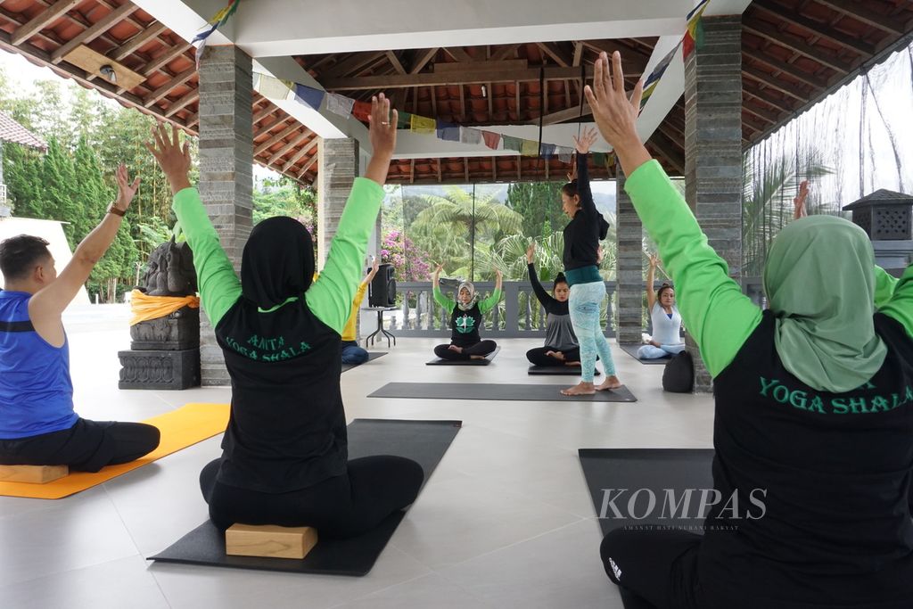 Sejumlah orang berlatih yoga dalam komunitas Anita Yoga Shala di Baturraden, Banyumas, Jawa Tengah, Juli 2020. 