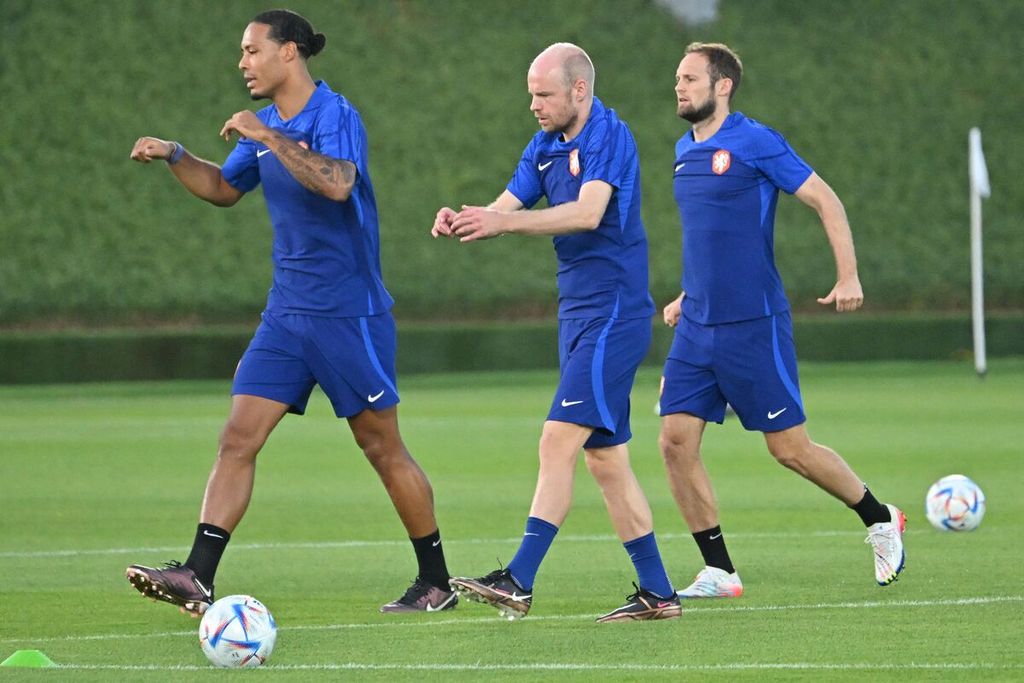 Kapten Virgil van Dijk, gelandang serang Davy Klaassen, dan bek sayap Daley Blind mengikuti latihan tim nasional Belanda di lapangan Qatar University, Doha, Jumat (2/12/2022).
