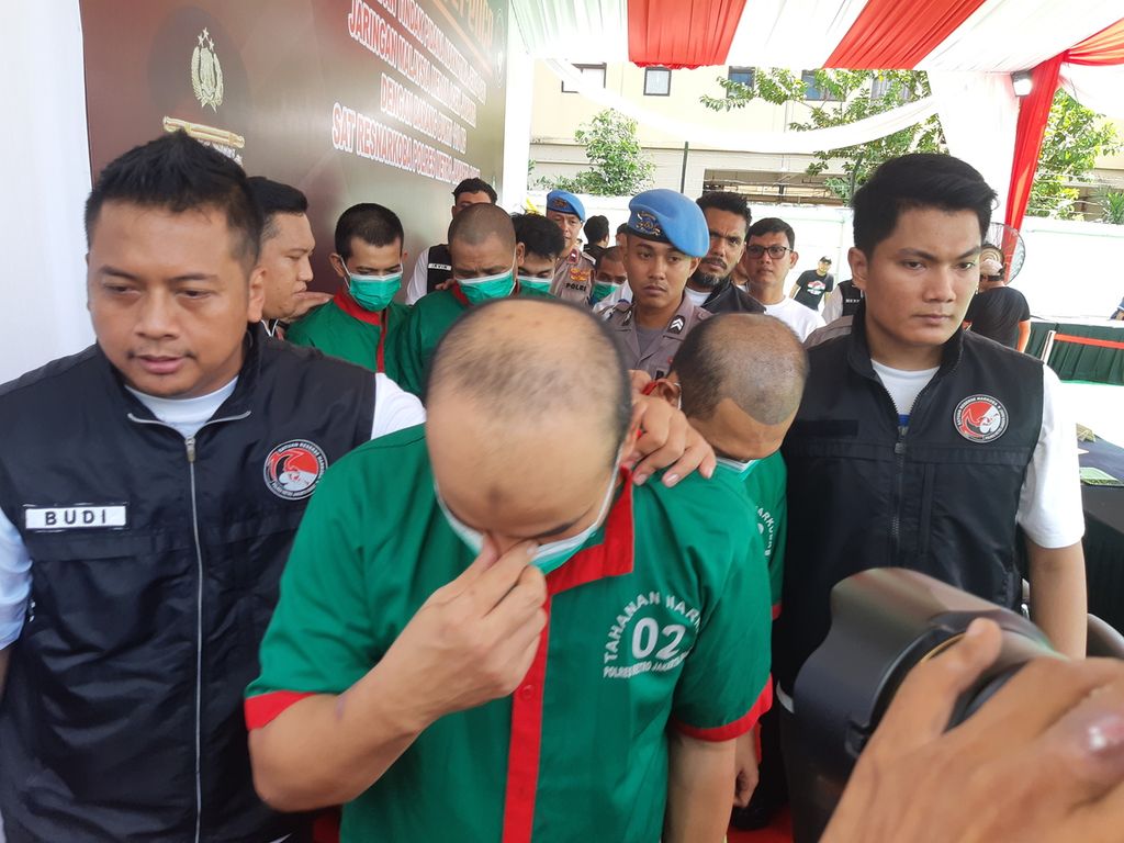 Polres Metro Jakarta Barat mengungkap kasus penyelundupan narkoba seberat 110 kilogram yang didatangkan dari Malaysia melalui Aceh dan Medan untuk kemudian dipasarkan di Jakarta, Rabu (6/3/2024). Jaringan ini dikendalikan oleh resedivis tindak pidana pencucian uang, Murtala.