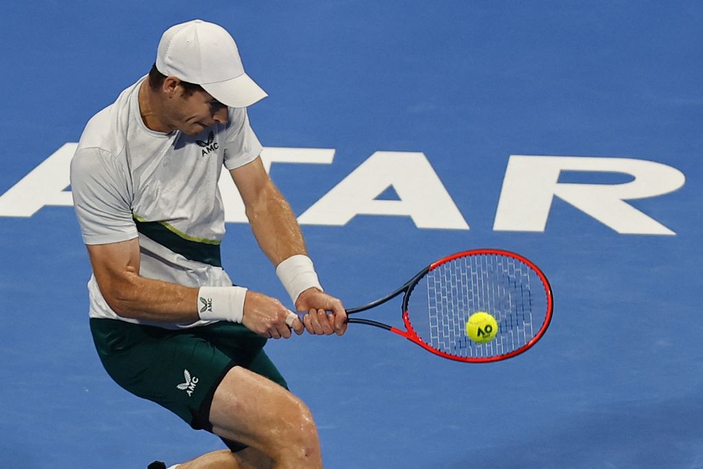 Petenis Inggris Andy Murray beraksi melawan petenis Ceko Jiri Lehecka, dalam pertandingan semifinal turnamen ATP 250 Doha, Qatar, Sabtu (25/2/2023) dini hari WIB. Murray menang dengan skor 6-0, 3-6, 7-6 (6). 