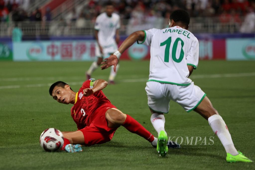 Pemain Kirgistan, Tamirlan Kozubaev (kiri), berebut bola dengan pemain Oman, Jameel al-Yahmadi, pada pertandingan terakhir fase Grup F Piala Asia 2023 di Stadion Abdullah bin Khalifa, Doha, Qatar, Kamis (25/1/2024). 