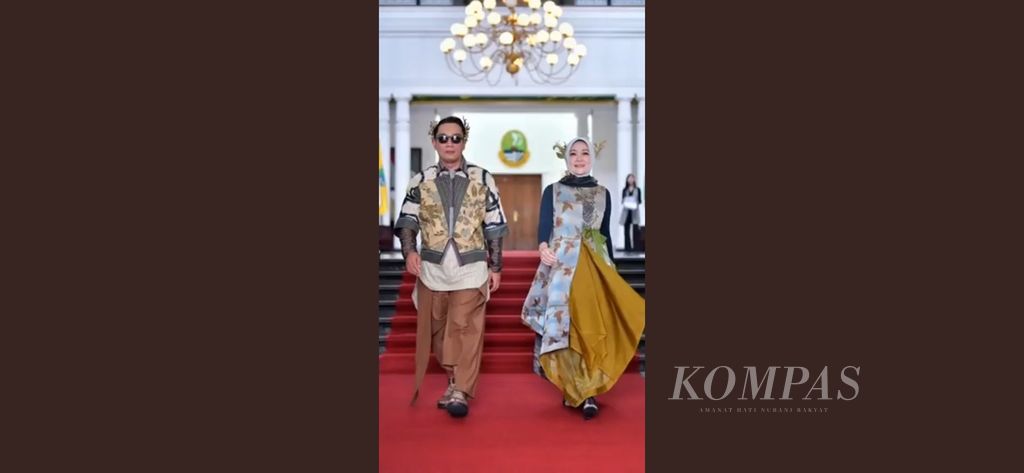 Gubernur Jawa Barat Ridwan Kamil dan istrinya, Atalia Praratya, mengenakan batik ecoprint karya salah satu desainer Jabar, yang diunggahnya di medsos, 18 Mei 2022.