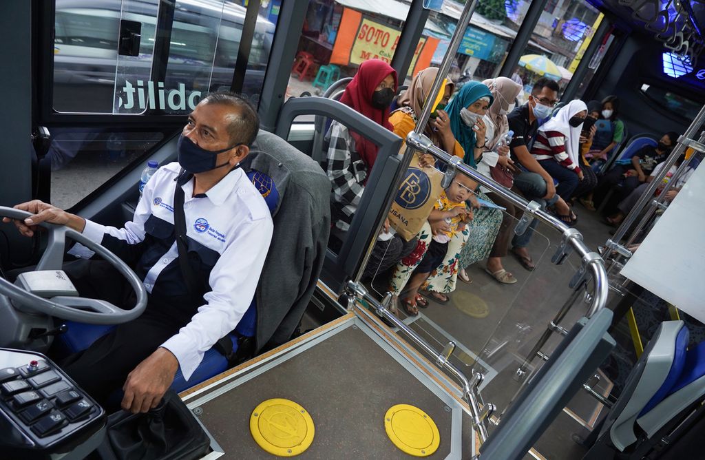 Suasana warga saat menggunakan layanan sarana transportasi Biskita Trans Pakuan dari Halte Stasiun Bogor, Kota Bogor, Jawa Barat, Jumat (12/11/2021). 