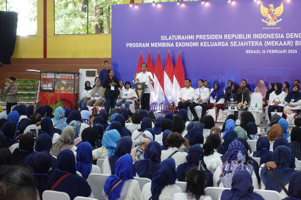 Presiden Joko Widodo saat bersilaturahmi dengan peserta dan pendamping program Membina Ekonomi Keluarga Sejahtera (Mekaar) binaan Permodalan Nasional Madani (PNM) di GOR Basket Bekasi, Kota Bekasi, Jawa Barat (16/2/2024).