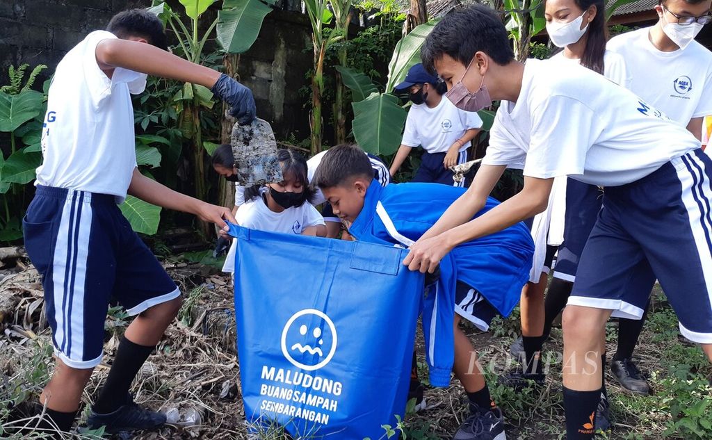 Pelajar mengikuti kegiatan kebersihan di Desa Songan, Kecamatan Kintamani, Kabupaten Bangli, Bali, Sabtu (23/4/2022).