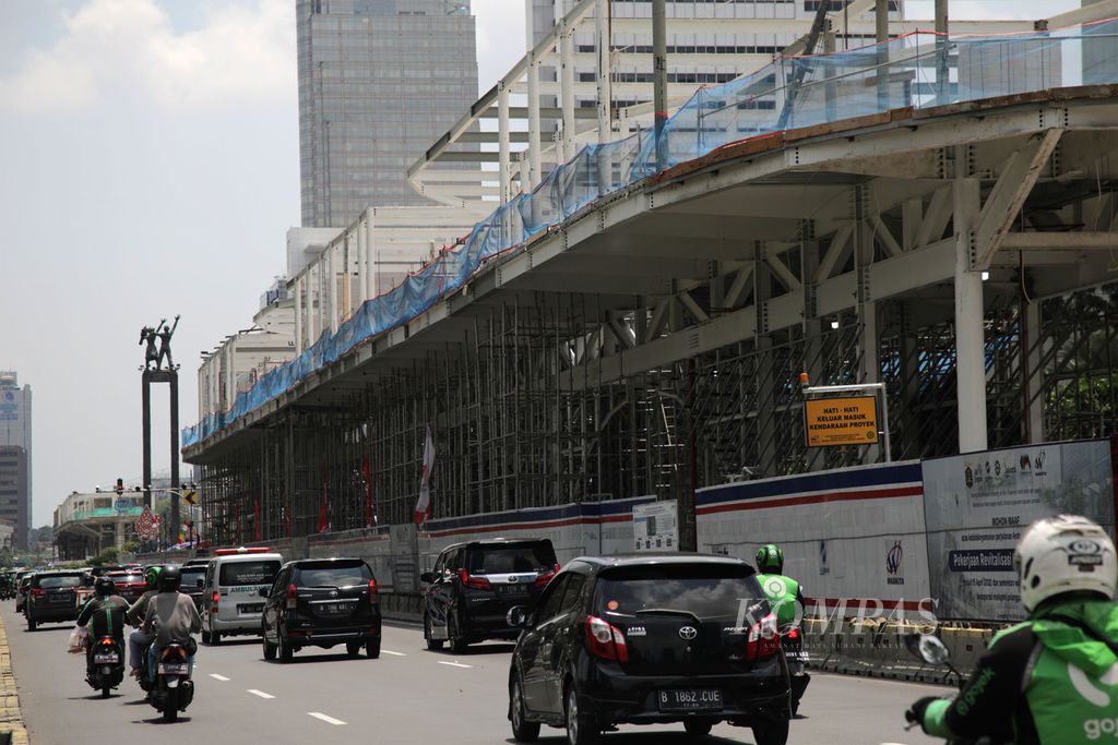 Proyek revitalisasi halte bus Transjakarta Tosari di Jalan MH Thamrin, Jakarta, Selasa (6/9/2022). Pengerjaan ini merupakan bagian dari proyek revitalisasi 46 halte Transjakarta yang dimulai sejak April 2022.