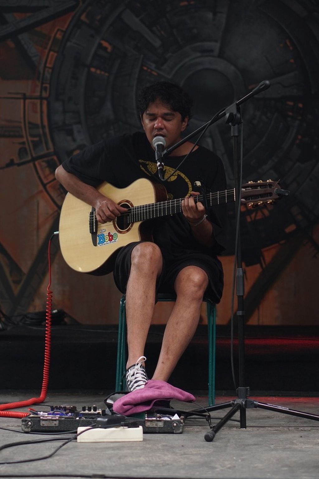 Penyanyi dan penulis lagu Jason Ranti ketika tampil di Warung Apresiasi, Bulungan, Jakarta Selatan, Sabtu (9/3/2024).