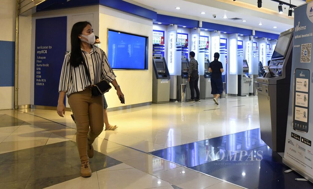 Pengunjung berada di salah satu gerai anjungan tunai mandiri (ATM) salah satu pusat perbelanjaan di Jakarta Barat, Minggu (16/5/2021). 