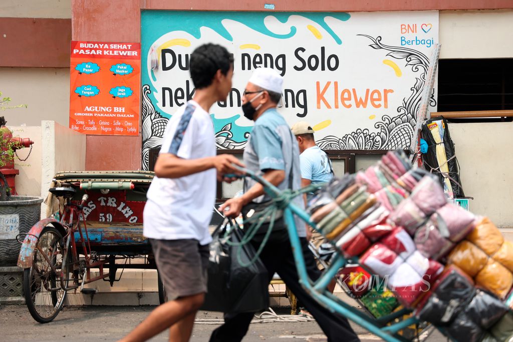 Aktivitas warga di sekitar kawasan Pasar Klewer, Kota Surakarta, Jawa Tengah, Kamis (23/3/2023). 