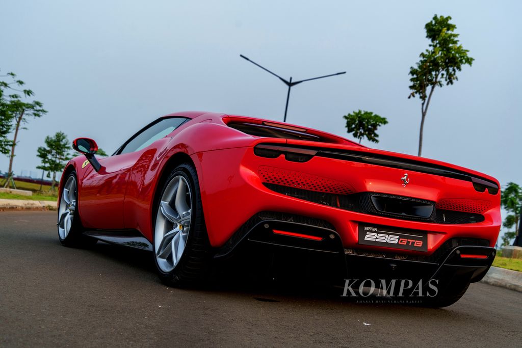 Bagian buritan Ferrari 296 GTB, model terbaru Ferrari yang diluncurkan di Indonesia.