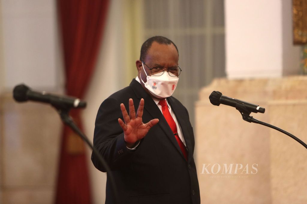 Wakil Menteri Dalam Negeri Wempi Wetipo di kompleks Istana Kepresidenan, Jakarta, Rabu (15/6/2022). 