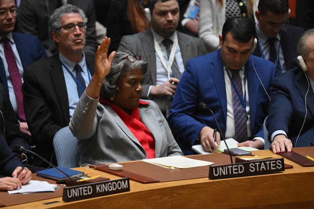 Duta Besar AS untuk PBB Linda Thomas-Greenfield mengangkat tangan sebagai isyarat abstain pada pemungutan suara atas rancangan resolusi gencatan senjata di Gaza dalam sidang Dewan Keamanan PBB di Markas Besar PBB di New York, AS, Senin (25/3/2024). 
