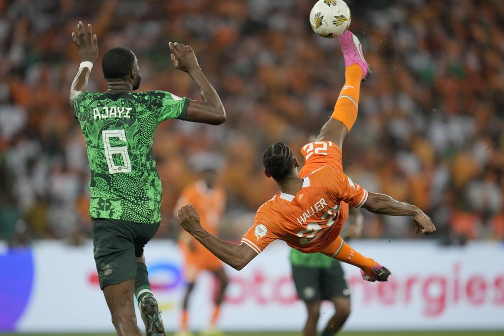 Penyerang Pantai Gading, Sebastien Haller (kanan), beraksi dalam pertandingan final Piala Afrika 2023 antara Pantai Gading dan Nigeria di Stadion Alassane Ouattara, Abidjan, Pantai Gading, Senin (12/2/2024) dini hari WIB. 