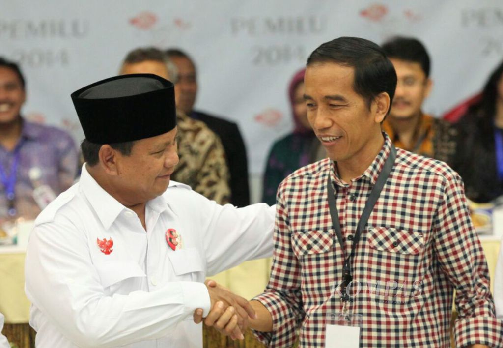 Dua calon presiden, Prabowo Subianto dan Joko Widodo bersalaman saat Rapat Pleno Pengundian dan Penetapan Nomor Urut Pasangan Calon Presiden dan Wakil Presiden Pemilu 2014 di Gedung KPU, Jakarta, Minggu (1/6). Pertemuan itu menjadi pertemuan pertama mereka paska maju sebagai capres dalam Pemilu 2014.