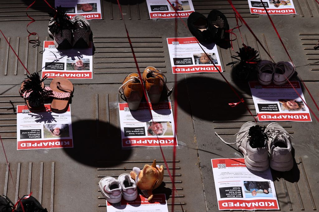 Jajaran sepatu yang menyimbolkan 230 orang yang ditahan Hamas ditampilkan dalam unjuk rasa Komunitas Yahudi Australia di Sydney, Minggu (29/10/2023).