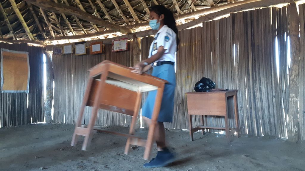 Kursi dan meja di ruang kelas dibawa oleh murid dari rumah, Sabtu (24/7/2021). SMA Negeri 4 Takari di Desa Oelnaineno, Kabupaten Kupang, Nusa Tenggara Timur, dibangun atas swadaya masyarakat.