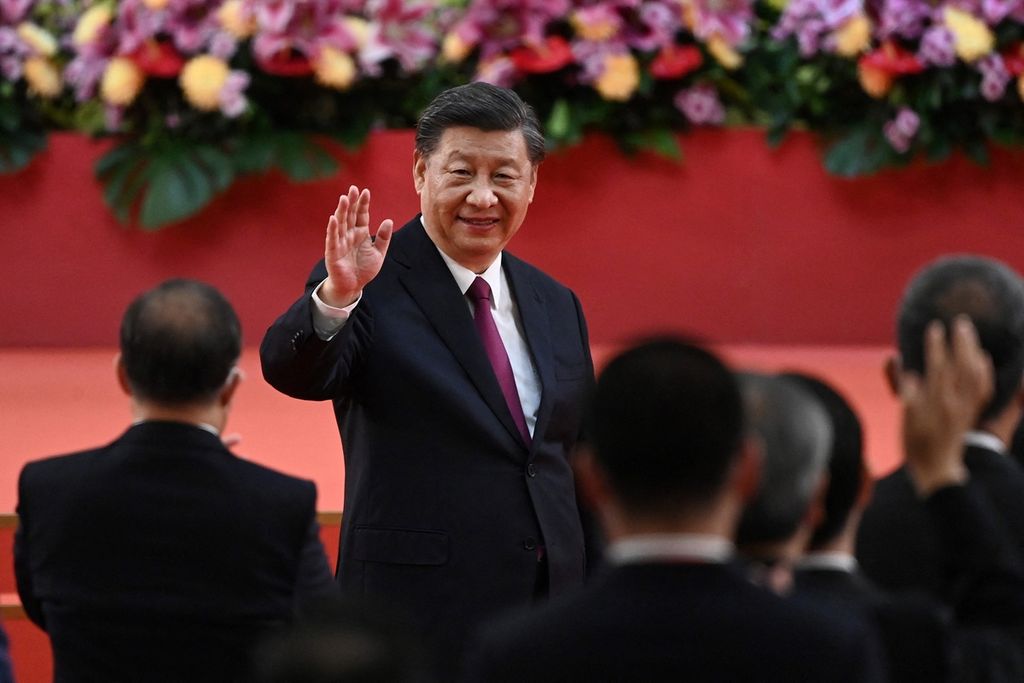 Presiden China Xi Jinping melambaikan tangan seusai menyampaikan pidato pada upacara pelantikan pemimpin dan pemerintahan baru di Hong Kong, bertepatan dengan perayaan 25 tahun penyerahan Hong Kong dari Inggris ke China, 1 Juli 2022. 
