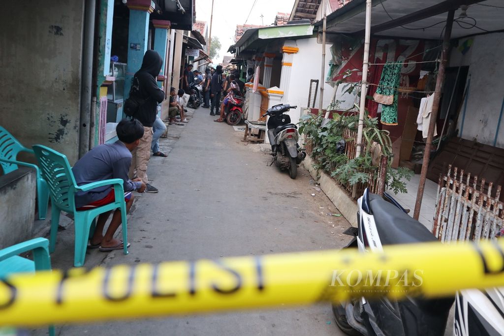 Suasana penggeledahan tempat tinggal tersangka teroris berinisial S di Kelurahan Pegambiran, Kecamatan Lemahwungkuk, Kota Cirebon, Jawa Barat, Rabu (20/11/2019). Dalam tiga hari terakhir, Tim Densus 88 Antiteror Polri menangkap tujuh tersangka teroris di Cirebon.