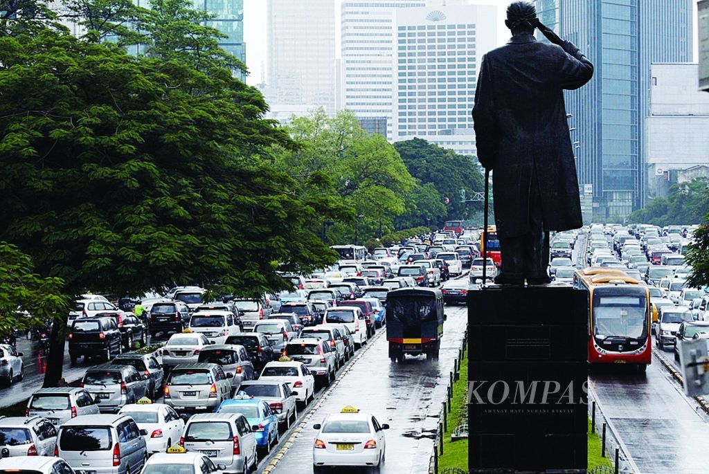Patung Jenderal Sudirman diabadikan dari sisi belakan di tengah kepadatan lalu lintas di Jalan Jenderal Sudirman, Kamis (11/4/2013).