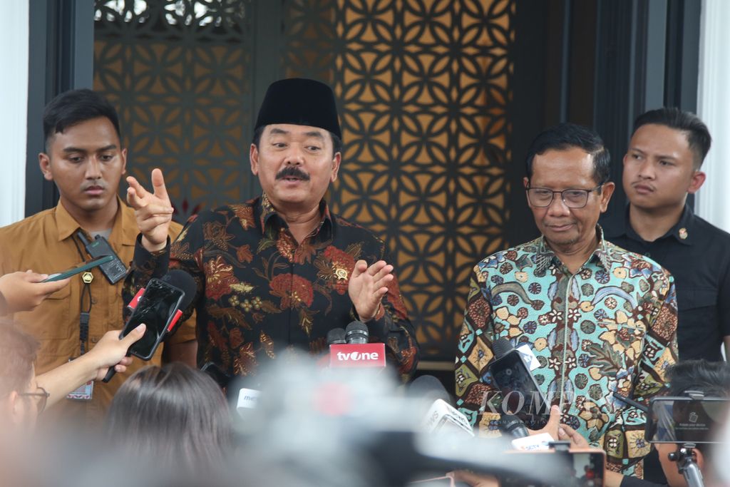 Menteri Koordinator Bidang Politik, Hukum, dan Keamanan Hadi Tjahjanto (kiri), yang baru dilantik oleh Presiden Joko Widodo, dan Mahfud MD menjawab pertanyaan wartawan seusai mengadakan pertemuan tertutup di kawasan Kuningan, Jakarta, Kamis (22/2/2024).
