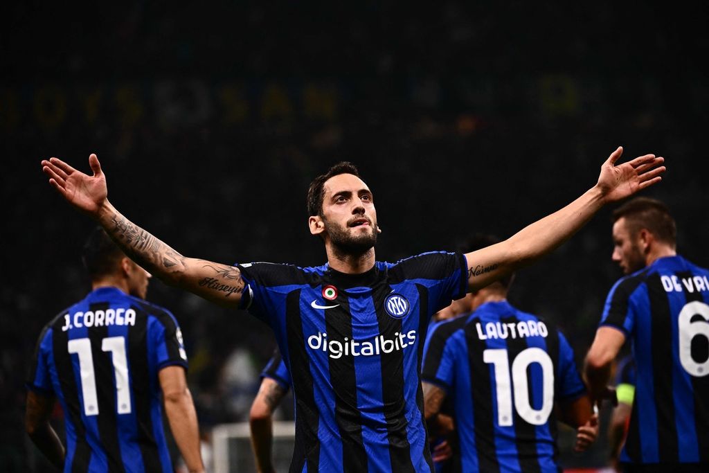 Inter Milan midfielder, Hakan Calhanoglu, celebrated after scoring a goal in the Group C Champions League match between Inter Milan and Barcelona at the Giuseppe Meazza Stadium in Milan, early Wednesday morning WIB. Inter defeated Barcelona, 1-0.