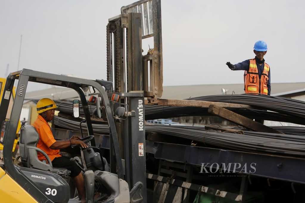 Buruh membongkar besi baja yang akan dikirim ke Ranai, Kepulauan Riau, dengan menggunakan kapal di Pelabuhan Sunda Kelapa, Jakarta Utara, Jumat (30/6/2023). 