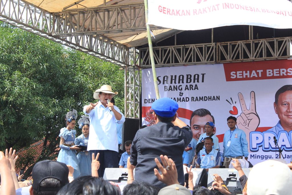 Calon presiden nomor urut 2, Prabowo Subianto, menyapa pendukungnya saat berkampanye di Lapangan Jatipamor, Kabupaten Majalengka, Jawa Barat, Minggu (21/1/2024). Dalam pidatonya, Prabowo berjanji akan bekerja sekeras-kerasnya demi kemakmuran rakyat.