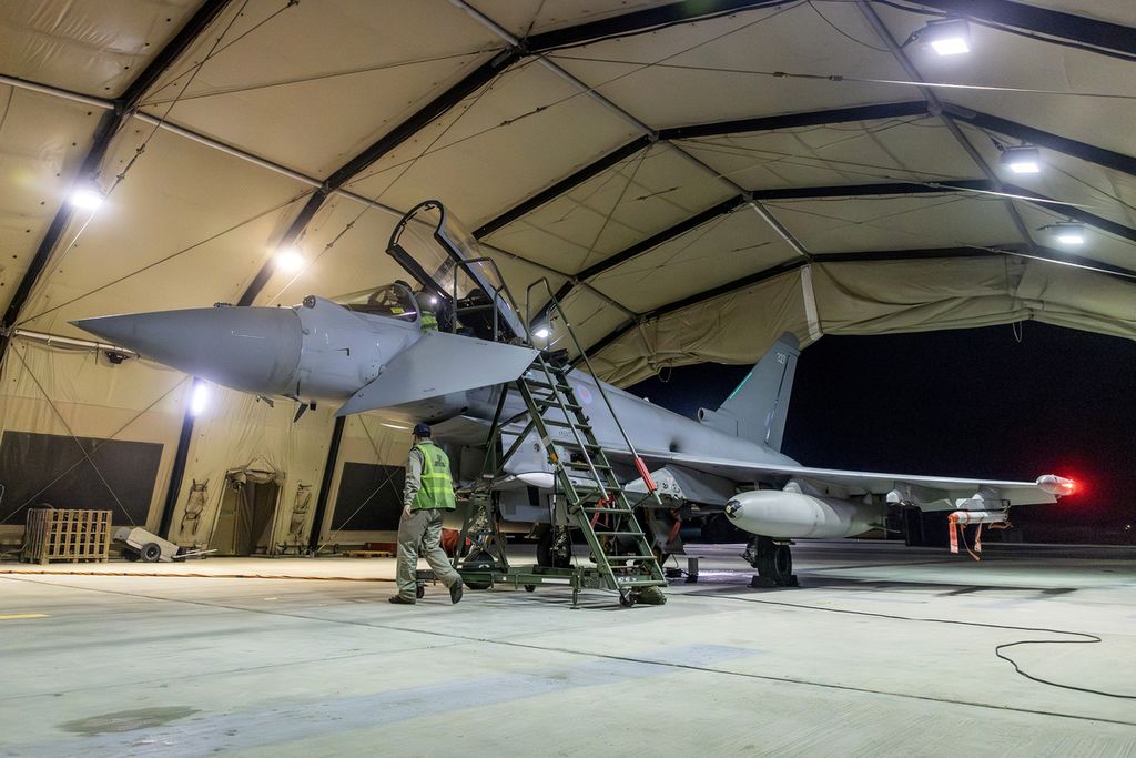 Pesawat RAF Typhoon kembali ke Pangkalan Militer Akrotiri di dekat Limassol, Siprus, setelah menyerang sasaran militer di Yaman, Jumat (12/1/2024). 
