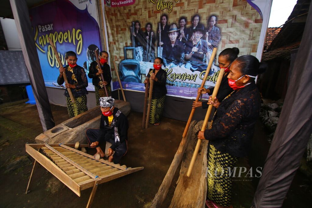 Warga Kemiren memainkan alat musik gedogan di Pasar Kampoeng Osing, Desa Kemiren, Kecamatan Glagah, Banyuwangi, Jawa Timur, Sabtu (17/4/2021). Desa Kemiren adalah salah satu dari 16 desa wisata berkelanjutan yang dipilih oleh Kementerian Pariwisata dan Ekonomi Kreatif.