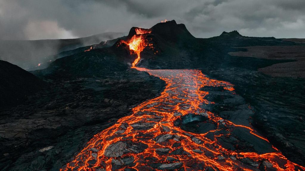 Gunung berapi Gunung Fagradalsfjall, dekat ibu kota Islandia, Reykjavík, meletus selama enam bulan pada tahun 2021, dan juga meletus lagi pada Agustus.